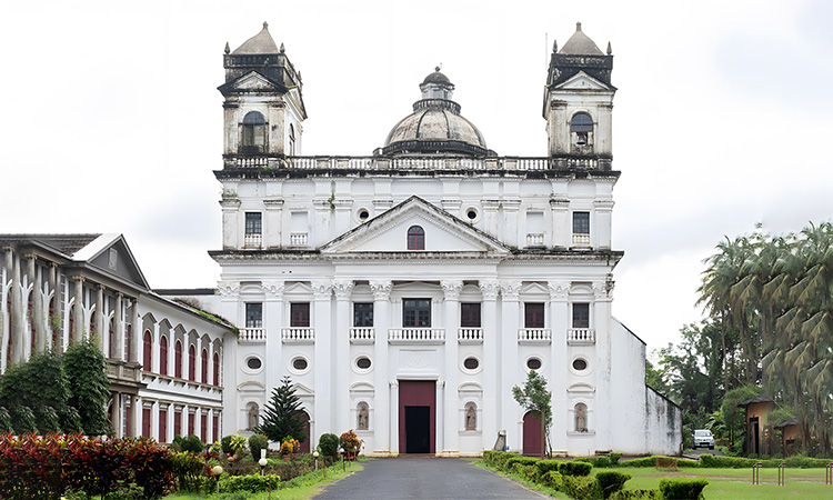 “A Guide to Famous Churches in Goa for Travelers and Pilgrims”