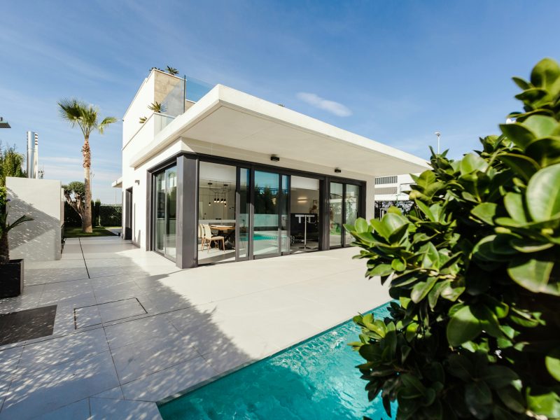 What are the best neighborhoods for families in Vadodara?