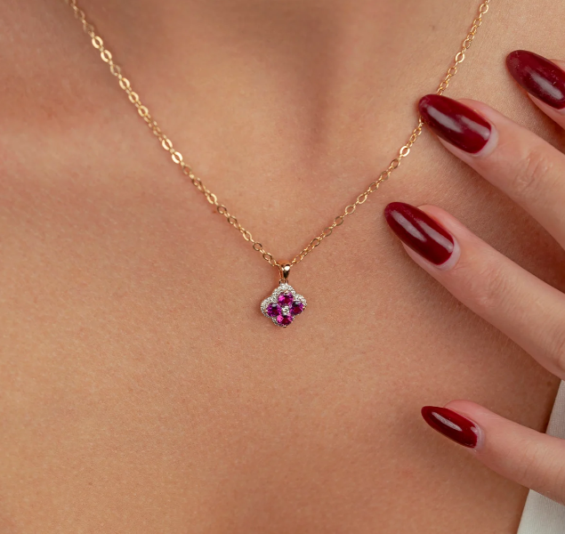 A touch of red that instantly feels unforgettable.