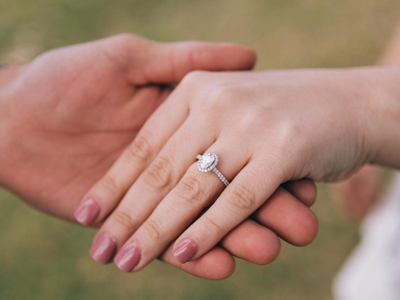 Why Choose Oval Engagement Rings And Toi Et Moi for a Timeless Look