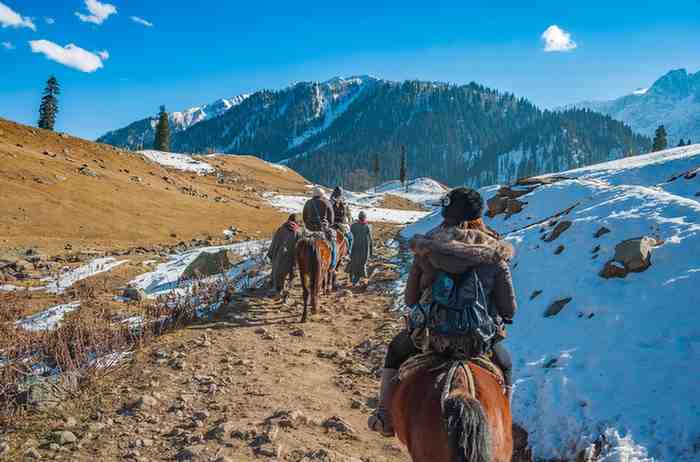 Book a Family Kashmir Holiday Package – Speak to Experts