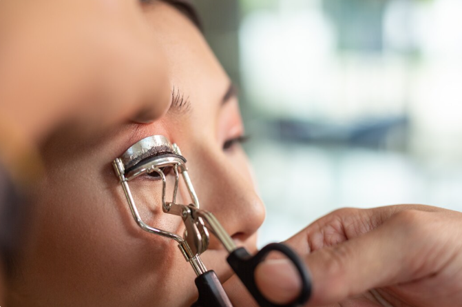 Eyelash Curler: The Secret to Beautifully Lifted Lashes